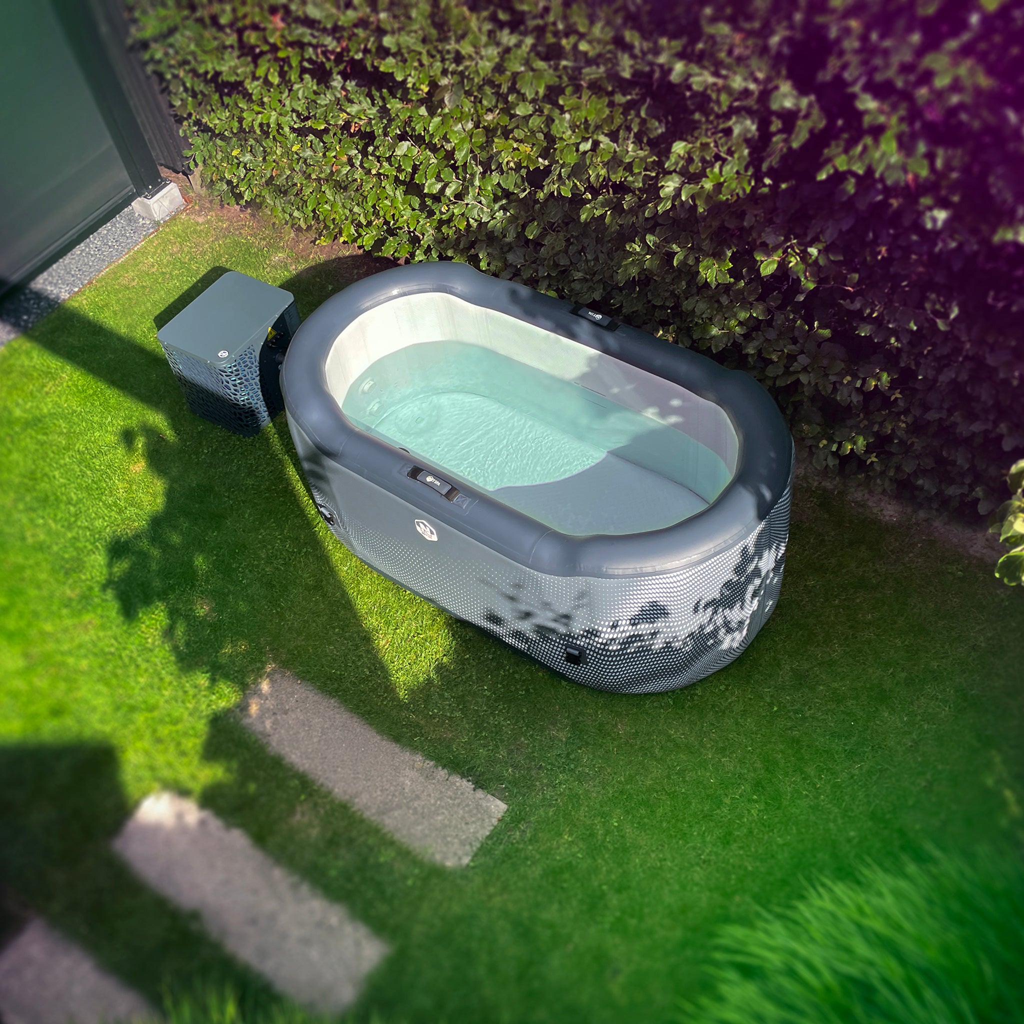 NetSpa Järvi ijsbad met koeler in een tuin